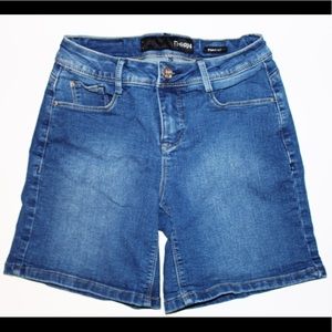 Denim, curve hugging shorts